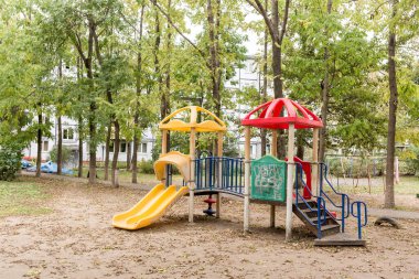 Khrushchyovka 'nın avlusu, Rusya' da eski, ucuz bir apartman ve Sovyetler sonrası yerleşim yeri. Prefabrik binalar gibi. 1960 'larda yapılmış. Rusya, Vladivostok.
