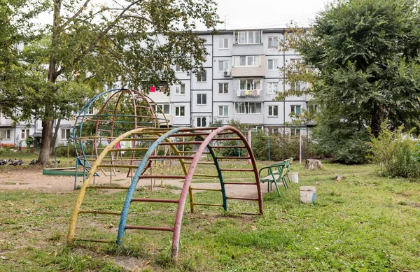 Khrushchyovka 'nın avlusu, Rusya' da eski, ucuz bir apartman ve Sovyetler sonrası yerleşim yeri. Prefabrik binalar gibi. 1960 'larda yapılmış. Rusya, Vladivostok.
