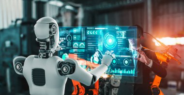 Mekanize endüstri robotu ve insan işçileri gelecekteki fabrikada birlikte çalışıyorlar.