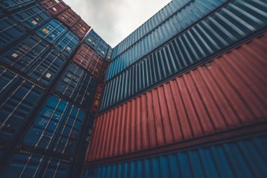 Deniz aşırı nakliyat için kargo konteynırı. Yerden yukarı bak.