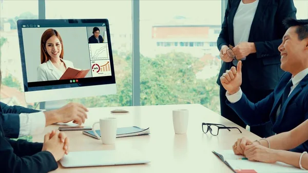 Grupo de chamadas de vídeo reunião de empresários em local de trabalho virtual ou escritório remoto — Fotografia de Stock