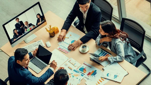 Grupo de videollamadas: reunión de empresarios en un lugar de trabajo virtual u oficina remota —  Fotos de Stock