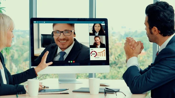 Videogespreksgroep zakenmensen ontmoeten elkaar op virtuele werkplek of kantoor op afstand — Stockfoto