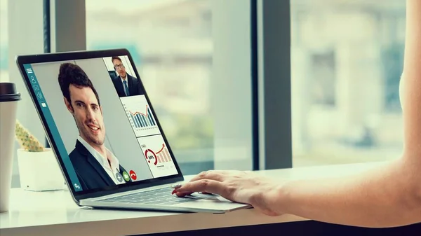 Videollamada reunión de gente de negocios en el lugar de trabajo virtual u oficina remota —  Fotos de Stock