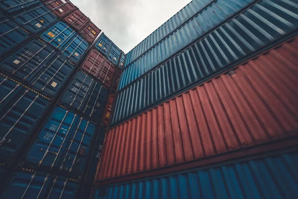 Nákladní kontejner pro zámořskou dopravu na vysoké zásobníku vzhlédnout od země — Stock fotografie