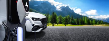 Yeşil enerji ve eko seyahat kavramında elektrikli araba şarj istasyonu