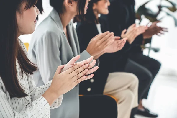 Empresaria hábilmente presente proyecto de trabajo recibe celebraciones del equipo — Foto de Stock