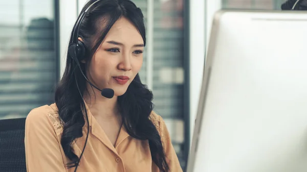 Bizneswoman w słuchawkach pracuje aktywnie w biurze — Zdjęcie stockowe