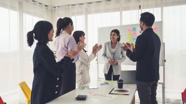 İş kadını, iş projesinde yeterlilikle yer alırsa ekipten kutlamalar aldı