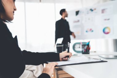 İş kadını toplantı yapıyor. Ofis odasında kağıt yazıyor. .