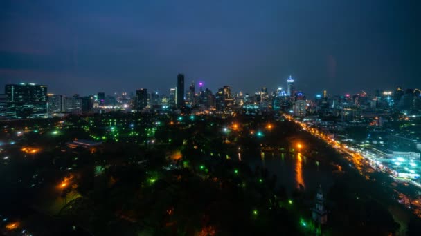 Czas upływu nocy pejzaż miasta i wieżowców w centrum metropolii — Wideo stockowe