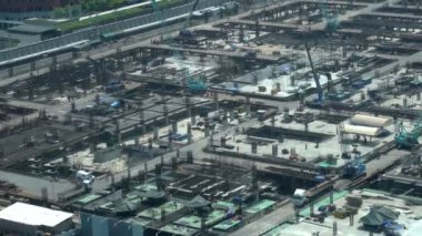 Metropolis 'te ağır inşaat makineleri olan büyük bir şantiye.