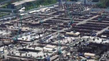 Metropolis 'te ağır inşaat makineleri olan büyük bir şantiye.