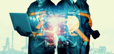 Mekanize endüstri robotu kolu ve fabrika işçisi çift pozlama