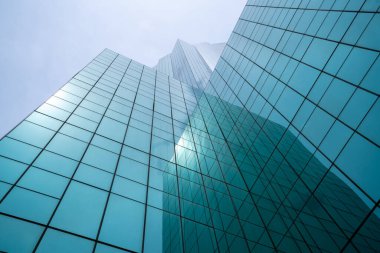 Soyut bir arkaplan arayan modern yüksek katlı ofis binası