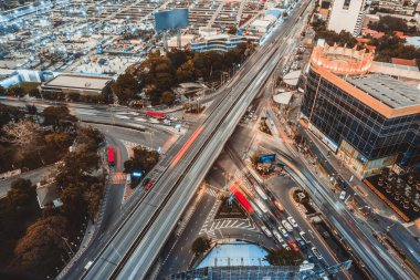 Metropolis şehir merkezinde yoğun otoyol kavşağı