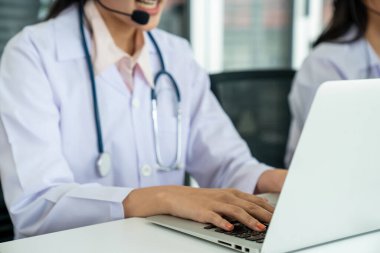 Kulaklık takan doktor hastane ya da klinikteki video konuşmasında aktif olarak konuşuyor.