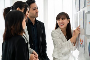 İş adamları daire içinde otururken iş projesini ustaca tartışıyor