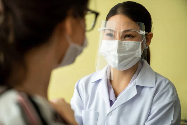 Young woman visits skillful doctor at hospital for vaccination — Stock Photo, Image