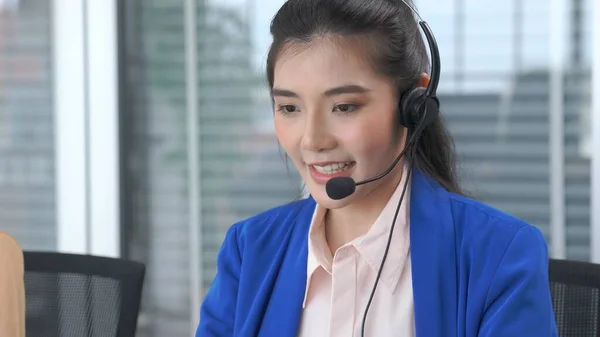 Geschäftsfrau mit Headset arbeitet aktiv im Büro — Stockfoto