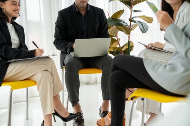 İş adamları daire içinde otururken iş projesini ustaca tartışıyor