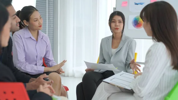 Podnikatelé odborně diskutovat o pracovním projektu, zatímco sedí v kruhu — Stock fotografie