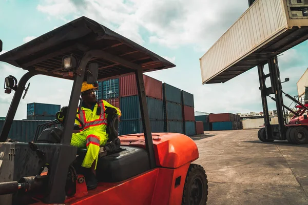 Carretilla elevadora de conducción de hombre afroamericano en astillero — Foto de Stock