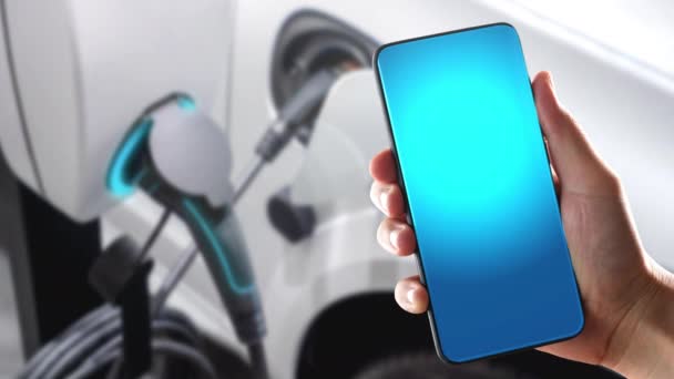 EV nabíjecí stanice pro elektromobil se statusem mobilní aplikace — Stock video