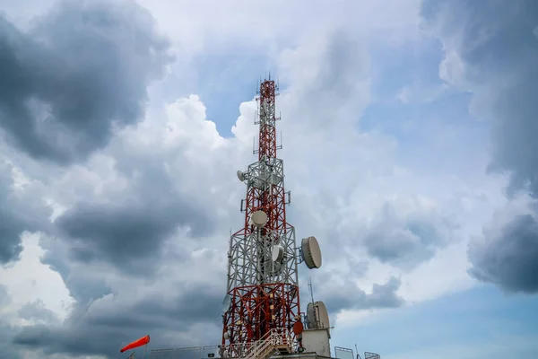Большая телекоммуникационная башня на фоне неба и облаков — стоковое фото