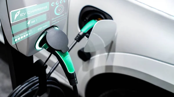 Stazione di ricarica EV per auto elettriche nel concetto di energia verde alternativa — Foto Stock