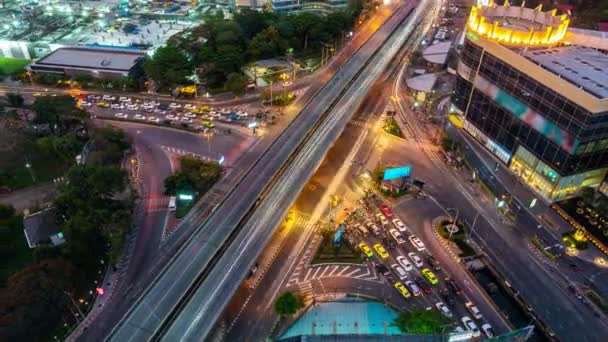 Metropolis şehir merkezinde gece vakti yoğun karayolu kavşağında zaman aşımı — Stok video