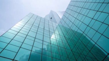 Yerden yukarıya bakan modern yüksek katlı ofis binasının zaman aralığı