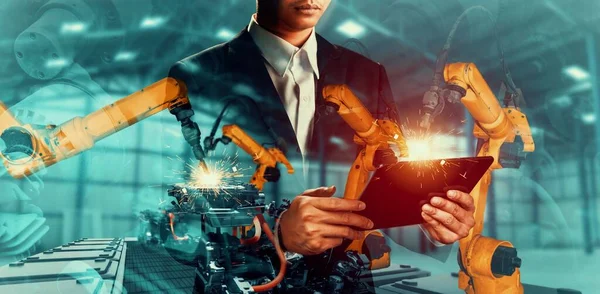 機械化された産業用ロボットアームと工場労働者二重暴露 — ストック写真