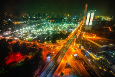 Metropolis şehir merkezinde gece yoğun karayolu kavşağı var.