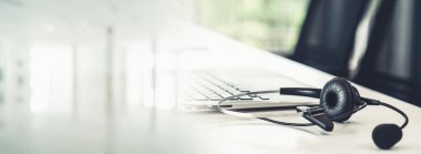 Çağrı merkezindeki kulaklık ve müşteri destek ekipmanları aktif hizmete hazır.