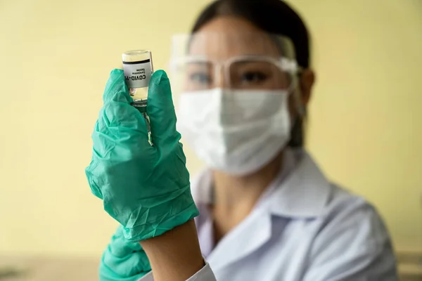 Профессиональный врач подготовит вакцину перед инъекцией — стоковое фото