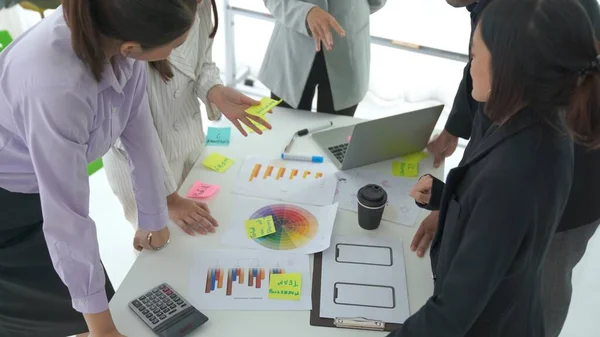 Empresários discutem proficientemente o projeto de trabalho na mesa de reuniões — Fotografia de Stock