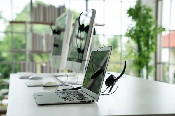 Headset e equipamento de suporte ao cliente no call center pronto para o serviço ativo — Fotografia de Stock