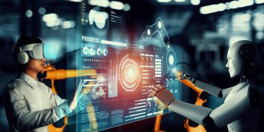 Mekanize endüstri robotu ve insan işçileri gelecekteki fabrikada birlikte çalışıyorlar.