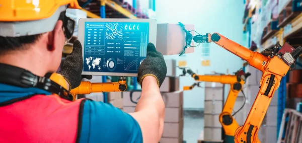 Умные робот-манипуляторы для инновационных складских и фабричных цифровых технологий — стоковое фото