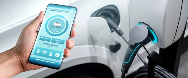 Borne de recharge EV pour voiture électrique avec statut de chargeur d'affichage d'application mobile — Photo