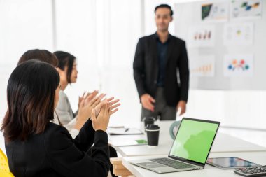 İş kadını, iş projesinde yeterlilikle yer alırsa ekipten kutlamalar aldı