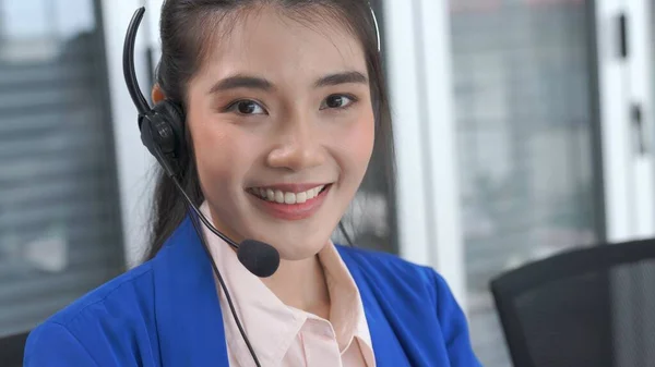 Bizneswoman w słuchawkach pracuje aktywnie w biurze — Zdjęcie stockowe