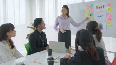 Yetenekli iş kadını takım liderinin iş projesi sunumu