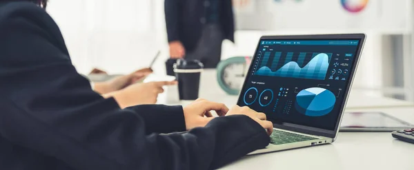 Mujer de negocios en la reunión de negocios utilizando el ordenador portátil con competencia en la oficina — Foto de Stock