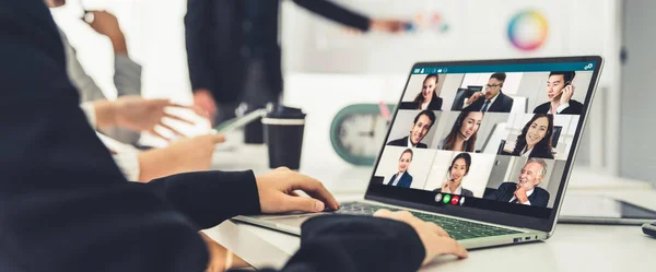 Business people in video call meeting proficiently discuss business plan — Stock Photo, Image