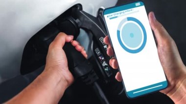 Mobil uygulama gösterici şarj durumu olan elektrikli araba için EV şarj istasyonu