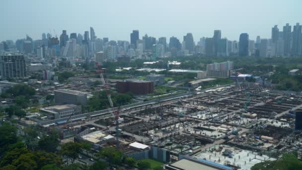 Panoramisch uitzicht op stadsgezicht en bouwplaats in metropool — Stockvideo