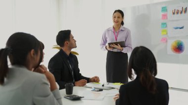 Yetenekli iş kadını takım liderinin iş projesi sunumu