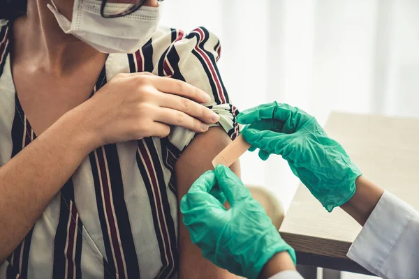 Ung kvinna besöker skicklig läkare på sjukhuset för vaccination — Stockfoto